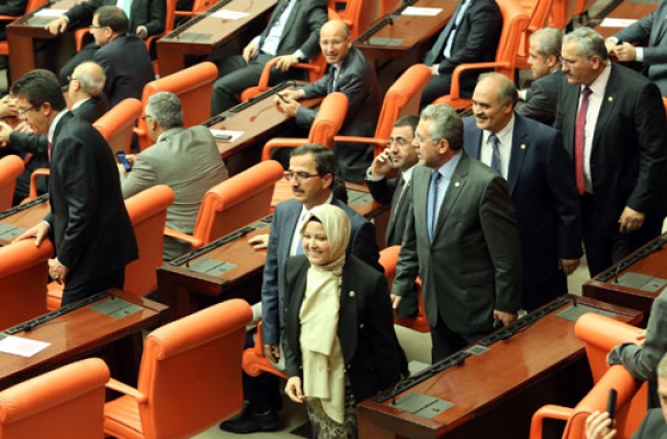 Meclise ilk kez başörtülü vekiller katıldı