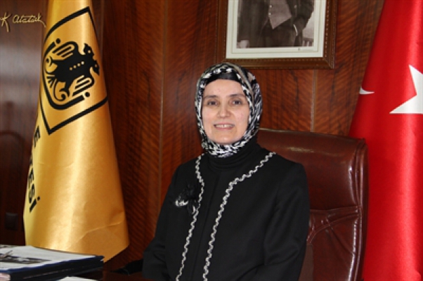 Basörtülü ilk rektör Aysegül Saraç 