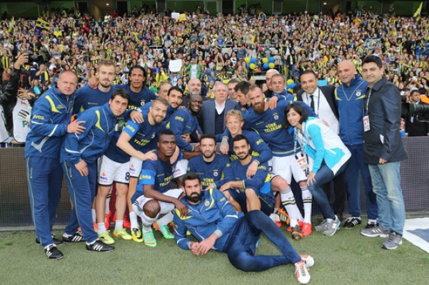 Fenerbahçe Sampiyon Kadın taraftarların önünde ilk